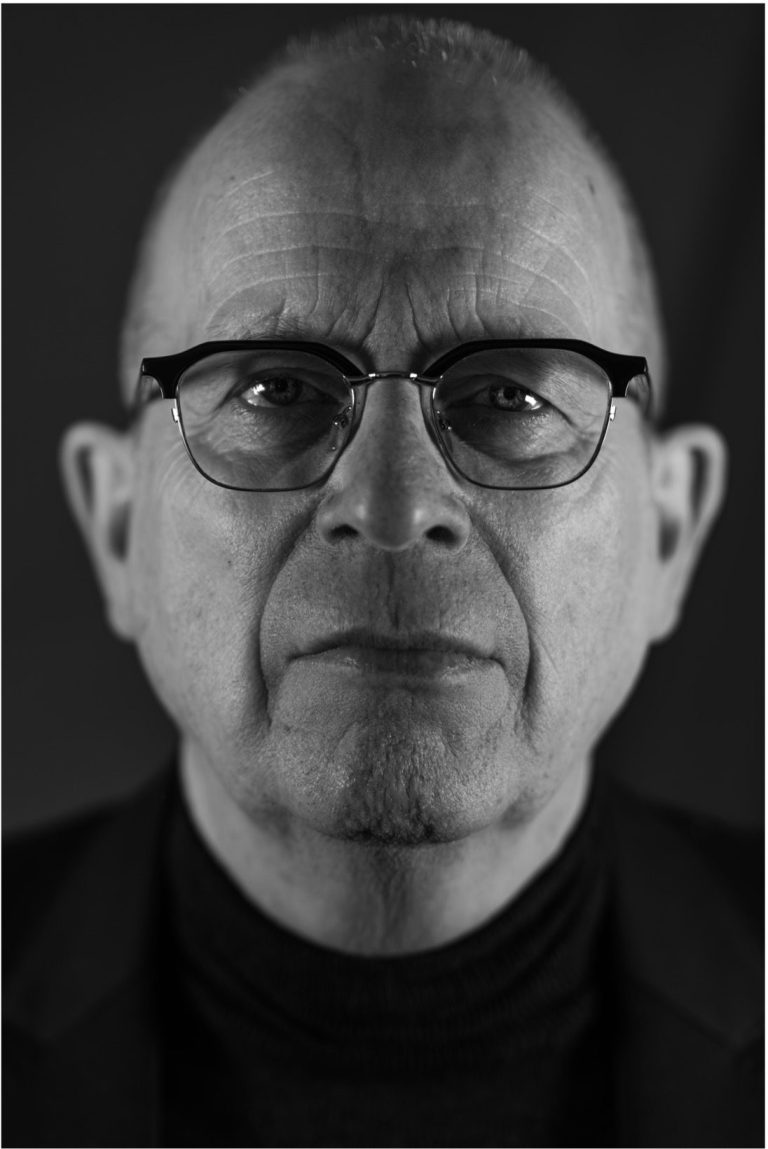 Zwart-wit close-up portret van man met bril, zakelijke portretfotografie Haarlem