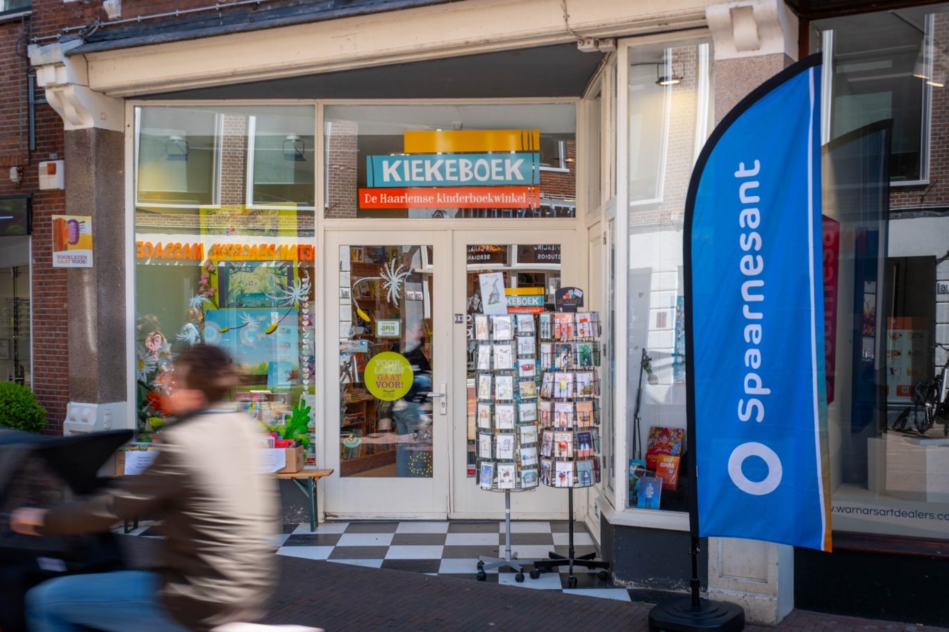 Kleurrijke etalage met mensen, straatfotografie