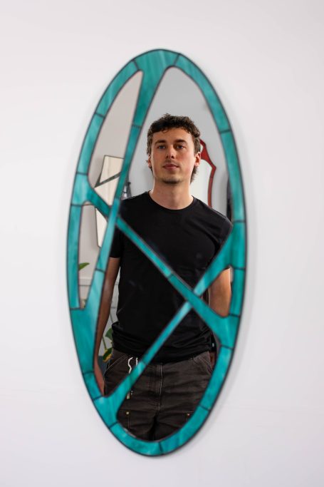 Man staand voor ovaal spiegel, creatief portret