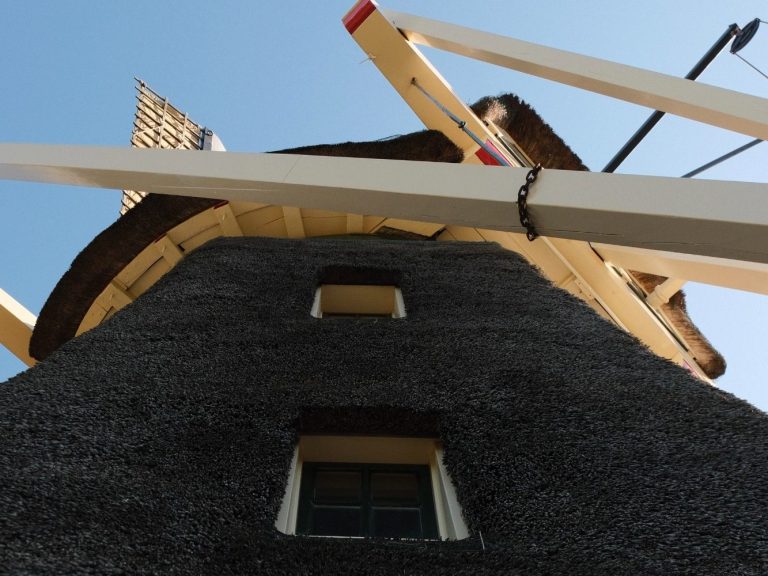 Dakconstructie van historische molen, architectuurdetail De Zandhaas
