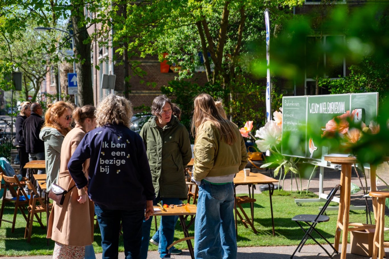 Mensen buiten op informeel evenement, reportagefotografie Haarlem van der Starre Fotografie