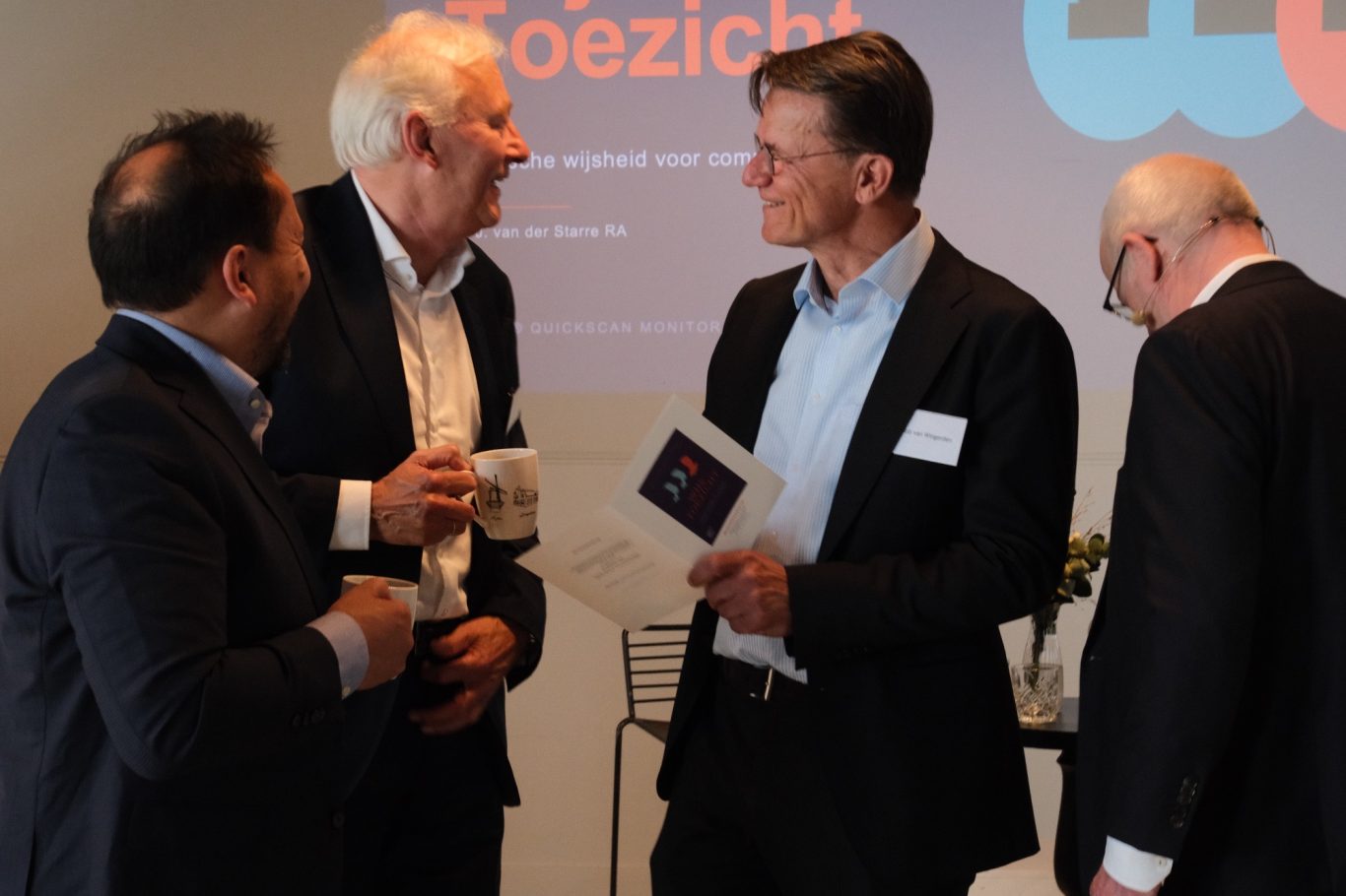 Drie mannen in gesprek op evenement, reportagefotografie