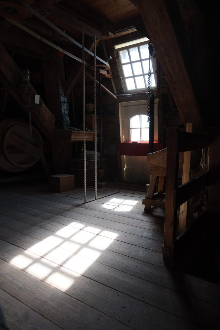 Lichtinval door raam in moleninterieur, De Zandhaas Santpoort-Noord