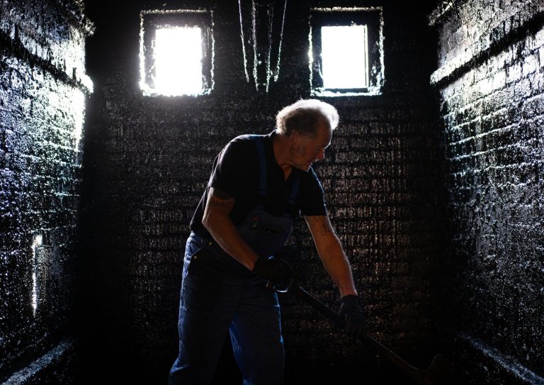 Zakken meel opgestapeld in molen, interieur De Zandhaas Santpoort-Noord