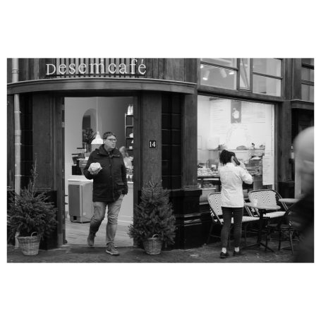 Zwart-wit terras met mensen, straatfotografie