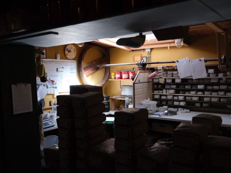 Interieur van molen met machinemechanisme, fotoreportage De Zandhaas