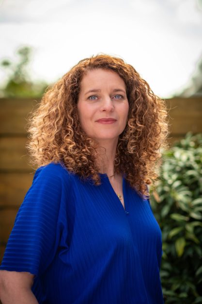 Portret van vrouw met krullend haar buiten, portretfotografie Haarlem