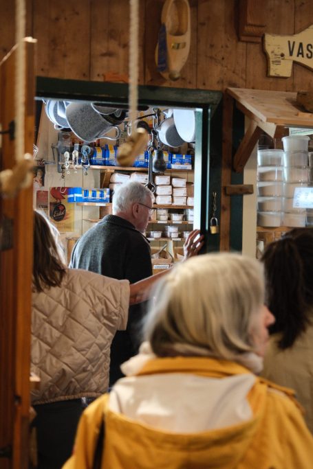 Bezoekers in winkel van molen De Zandhaas, documentairefotografie