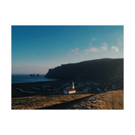 Uitzicht over zee met vuurtoren in de verte, Ijsland landschapsfotografie