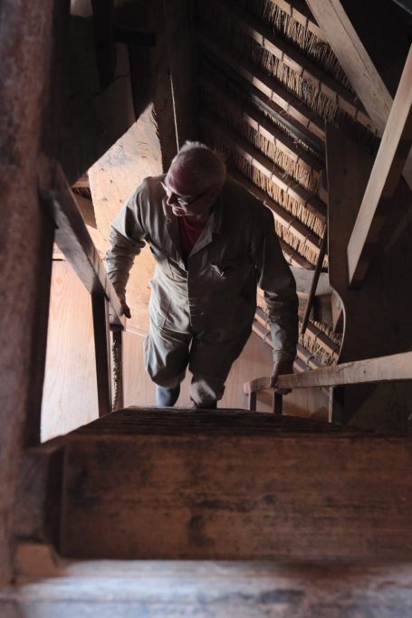 Molenaar Jos loopt trap op in De Zandhaas, reportagefotografie