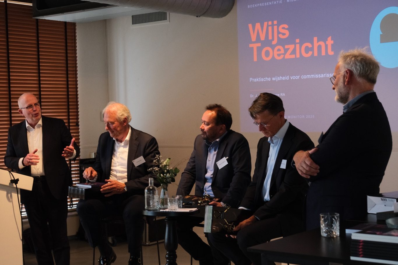 Panelgesprek op podium zakelijk evenement