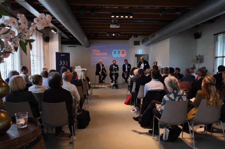 Zaal vol mensen bij presentatie, evenementenfotografie Haarlem