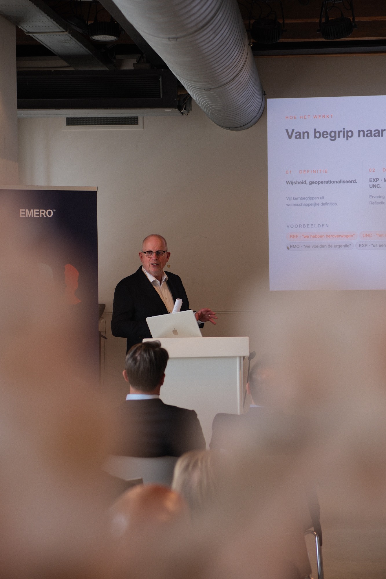 Man achter spreekgestoelte, conferentiefotografie Haarlem