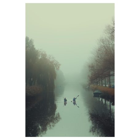 Mistige gracht met twee figuren in roeiboot, landschapsfotografie