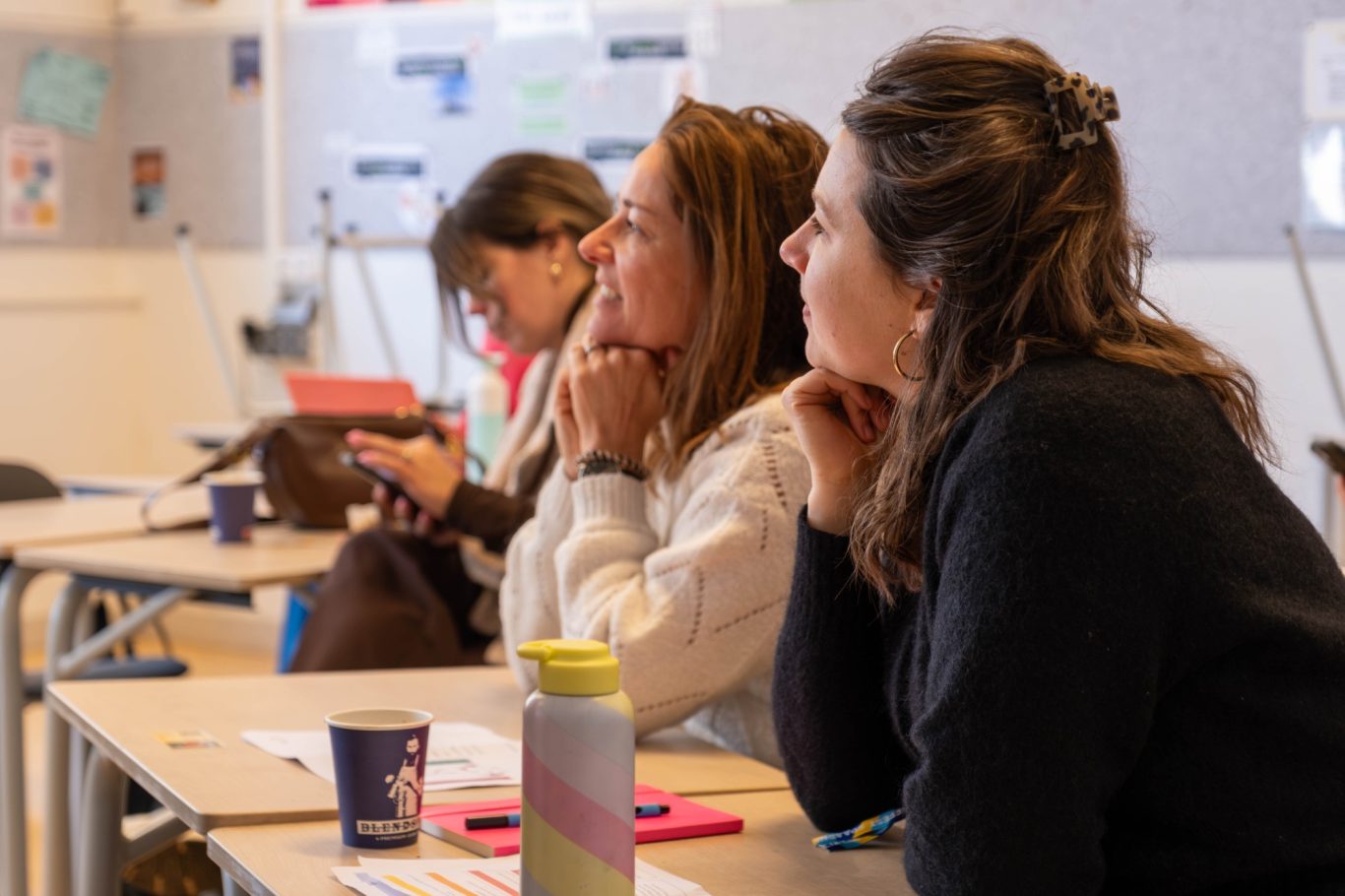 Vrouwen in gesprek bij workshop, reportagefotografie bedrijf